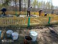 Волонтерский отряд на уборке братской могилы в д, Криничная Гряда