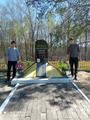 Волонтерский отряд на уборке братской могилы в д, Криничная Гряда